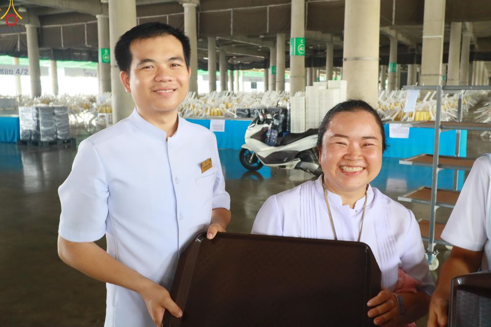 ภาพ No.322981:วันที่ 17-19 เมษายน พ.ศ.2569 การปูผ้ากระสอบขาว , เตรียมจุดฉัน , เตรียมจุดพักค้าง เพื่องานถวายมหาสังฆทาน 40,000 กว่าวัดทั่วประเทศ วันคุ้มครองโลก 22 เมษายน พ.ศ.2569 วัดพระธรรมกาย