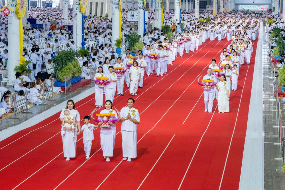 ภาพ No.318443:วันอาทิตย์ต้นเดือนที่ 5 เมษายน พ.ศ.2569 พิธีทอดผ้าป่าสมทบมหาสังฆทาน 40,000 กว่าวัดทั่วประเทศ ณ สภาธรรมกายสากล วัดพระธรรมกาย