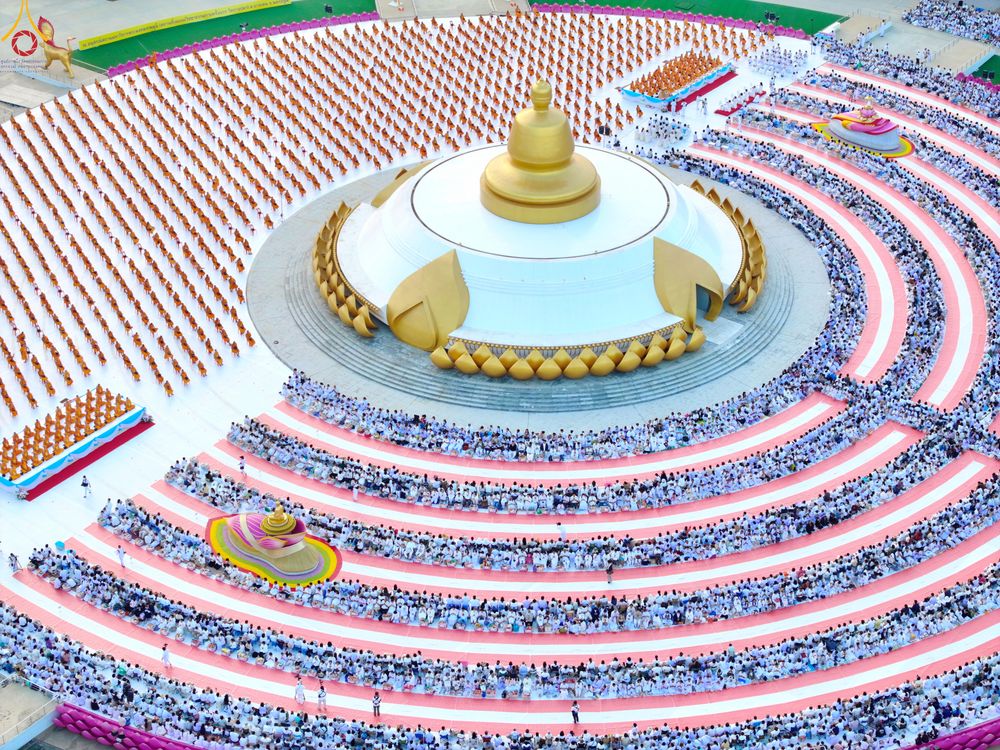 ภาพ No.302477:วันที่ 24 มกราคม พ.ศ. 2569 พิธีตักบาตรพระธรรมยาตรา ณ อนุสรณ์สถานลำดับที่ 5 สถานที่เผยแผ่วิชชาธรรมกายครั้งแรก อนุสรณ์สถานบางปลา วัดบางปลา อำเภอบางเลน จังหวัดนครปฐม ในโครงการธรรมยาตรา กตัญญูบูชา มหาปูชนียาจารย์ พระมงคลเทพมุนี(สด จนฺทสโร) พระผู้ปราบมาร อนุส