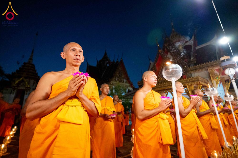 ภาพ No.297484:วันที่ 16 มกราคม พ.ศ. 2569 พิธีลอยประทีปธรรมถวายเป็นพุทธบูชา และบูชาธรรมมหาปูชนียาจารย์  ณ วัดโบสถ์บน ต.บางคูเวียง จ.นนทบุรี อนุสรณ์สถานลำดับที่ 4 สถานที่เกิดด้วยกายธรรม ในโครงการธรรมยาตรา กตัญญูบูชา มหาปูชนียาจารย์ พระมงคลเทพมุนี(สด จนฺทสโร) พระผู้ปราบม