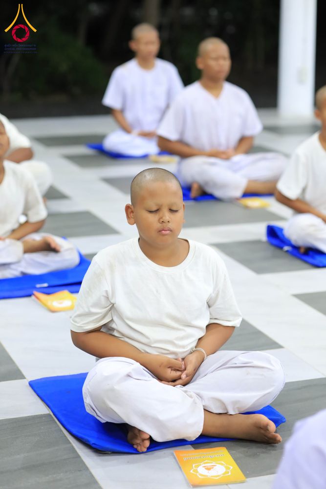 ภาพ No.319937:วันที่ 1 เมษายน พ.ศ.2569 นาคน้อยว่าที่สามเณรธรมทายาท จำนวน 98 คน  ร่วมกันสวดมนต์ทำวัตรเย็นและนั่งสมาธิ ณ ศูนย์ปฏิบัติธรรมบุรีรัมย์ จ.บุรีรัมย์