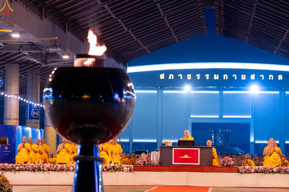 ภาพ No.280343:วันที่ 31 ธันวาคม พ.ศ.2568 -วันที่ 1 มกราคม พ.ศ.2569 พิธีฉลองชัยสวดมนต์บทธัมมจักกับปปวัตนสูตร ครบ 8,000,000,000 จบ , พิธีสวดมนต์ข้ามปี ณ วัดพระธรรมกาย