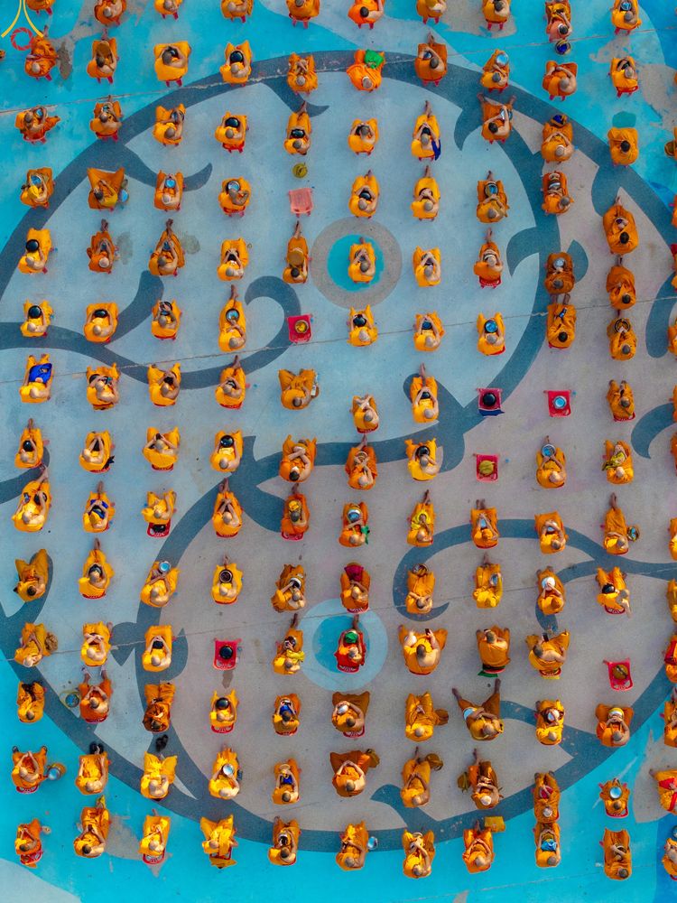 ภาพ No.284207:วันเสาร์ที่ 20 ธันวาคม พ.ศ.2568  พิธีตักบาตรพระ 10,000 รูป เนื่องในโอกาส 194 ปี จังหวัดกาญจนบุรี และอุทิศส่วนกุศลให้แด่บรรพชนทั้งหลาย บริเวณถนนสองแคว (Skywalk) เมืองกาญจนบุรี