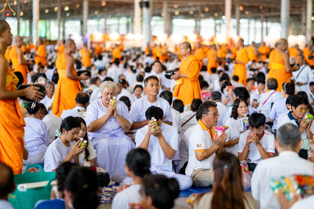 ภาพ No.337647:วันอาทิตย์ต้นเดือน 5 กรกฎาคม พ.ศ.2569 พิธีตักบาตรข้าวสารอาหารแห้ง  ณ บ้านแก้วเรือนทองคุณยายฯ วัดพระธรรมกาย