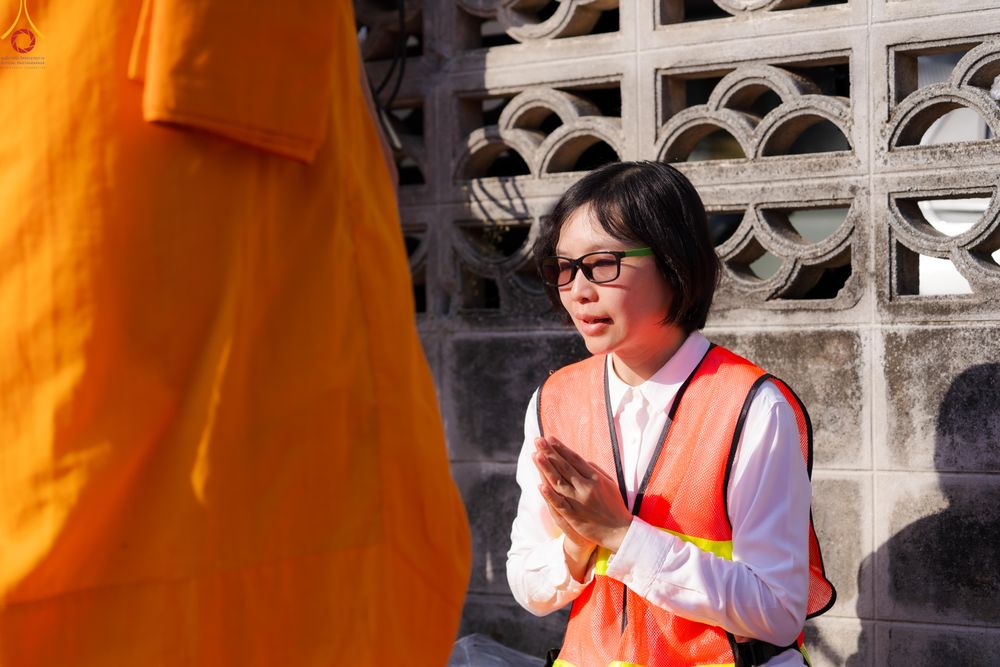 ภาพ No.300607:ภาพเบื้องหลังอาสาสมัครรวมใจ ชุดที่ 3 ในโครงการธรรมยาตรา กตัญญูบูชา มหาปูชนียาจารย์ พระมงคลเทพมุนี(สด จนฺทสโร) พระผู้ปราบมาร อนุสรณ์สถาน 7 แห่ง ปีที่ 14