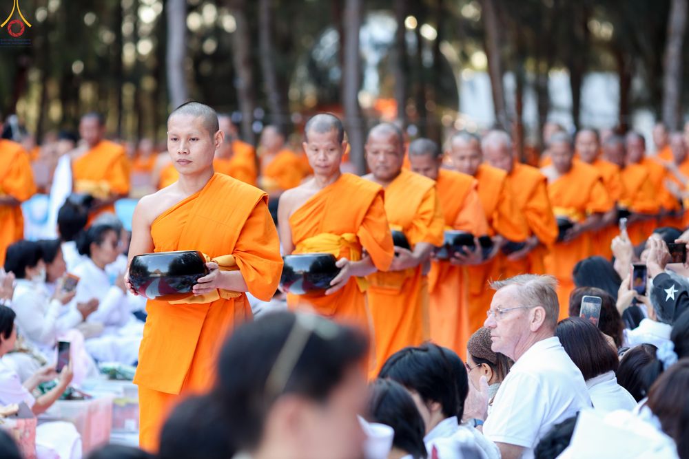 ภาพ No.289350:วันที่ 7 มกราคม พ.ศ. 2569 พิธีตักบาตรพระธรรมยาตรา ณ อนุสรณ์สถานลำดับที่ 1 สถานที่เกิดด้วยรูปกายเนื้อ อนุสรณ์สถานมหาวิหารพระมงคลเทพมุนี (โลตัสแลนด์) อ.สองพี่น้อง จ.สุพรรณบุรี ในโครงการธรรมยาตรา กตัญญูบูชา มหาปูชนียาจารย์ พระมงคลเทพมุนี(สด จนฺทสโร) พระผู้ป