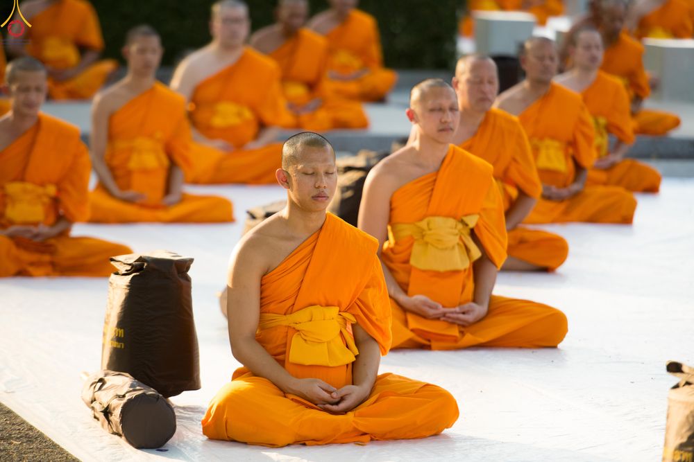 ภาพ No.281590:วันที่ 24 ธันวาคม พ.ศ.2568 พระธรรมยาตรา ปฏิบัติธรรม และถ่ายภาพหมู่ประวัติศาสตร์ ณ ลานหน้ามหาวิหารพระมงคลเทพมุนีฯ วัดพระธรรมกาย