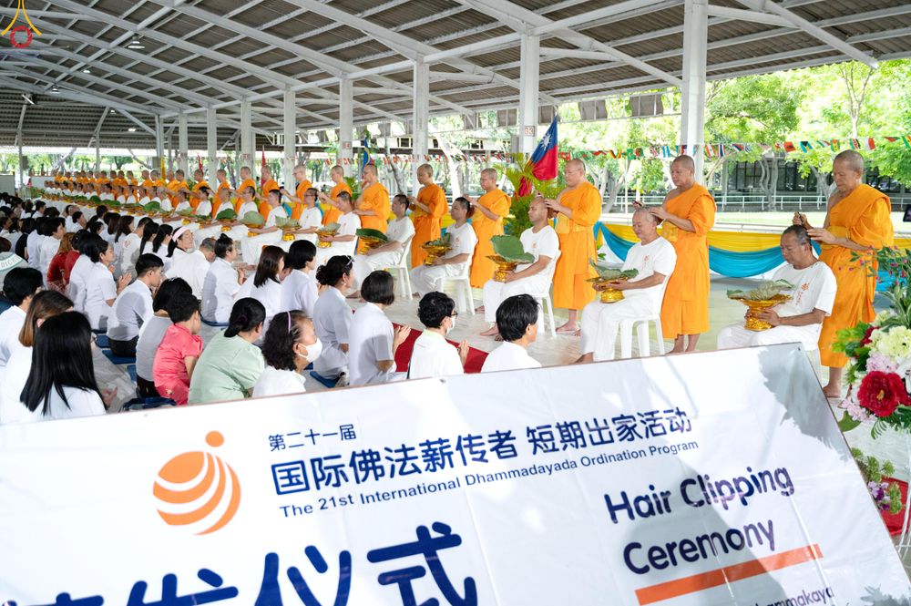 ภาพ No.338328:วันอาทิตย์ที่ 5 กรกฎาคม พศ.2569 พิธีตัดปอยผมธรรมทายาทนานาชาติ IDOP รุ่นที่ 21 จากประเทศจีน มาเลเซีย สิงคโปร์ และไต้หวัน ณ โถงช้าง วัดพระธรรมกาย