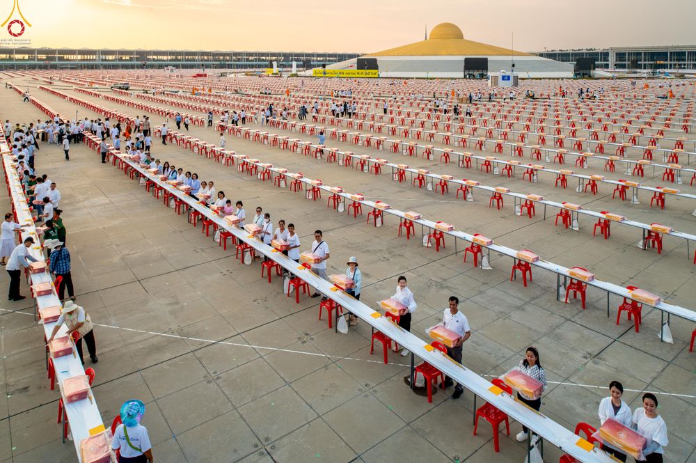 ภาพ No.322619:วันที่ 17 เมษายน พ.ศ.2569 การเรียงกล่องไทยธรรม เรียงน้ำดื่ม เรียงร่ม ณ ลานธรรมพระมหาธรรมกายเจดีย์ เพื่องานถวายมหาสังฆทาน 40,000 กว่าวัดทั่วประเทศ วันคุ้มครองโลก 22 เมษายน พ.ศ.2569 วัดพระธรรมกาย