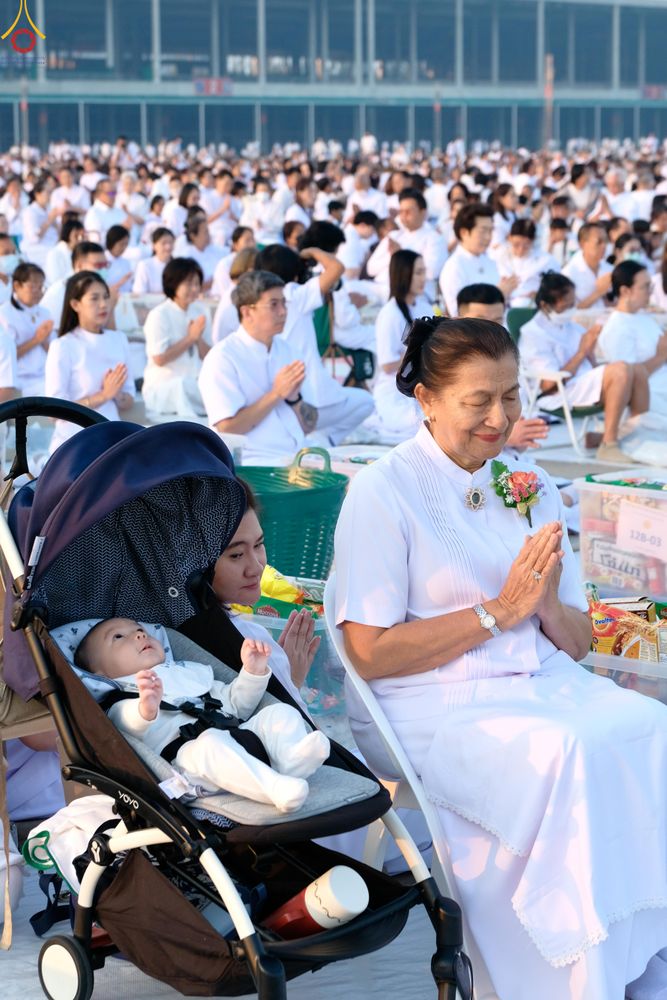 ภาพ No.279804:วันที่ 1 มกราคม พ.ศ.2569 พิธีตักบาตรในวันขึ้นปีใหม่ ณ ลานธรรม วัดพระธรรมกาย