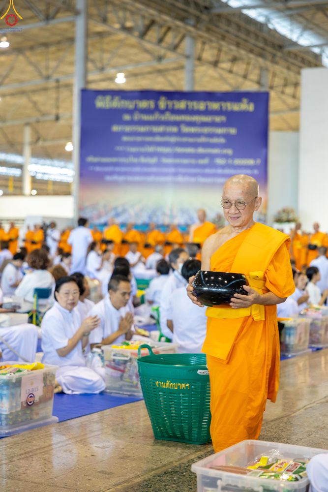 ภาพ No.311328:วันอาทิตย์ต้นเดือนที่ 1 มีนาคม พ.ศ.2569 พิธีตักบาตร และ พิธีบูชาข้าวพระ ณ สภาธรรมกายสากล วัดพระธรรมกาย