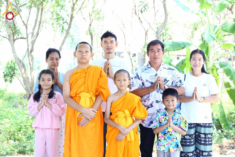 ภาพ No.320939:วันเสาร์ที่ 11 เมษายน พ.ศ.2569 พิธีตักบาตรฉลองสามเณรใหม่ ณ ศูนย์อบรมเยาวชนนครปฐม