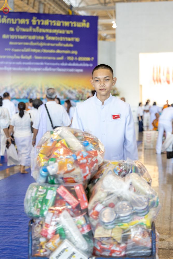 ภาพ No.311375:วันอาทิตย์ต้นเดือนที่ 1 มีนาคม พ.ศ.2569 พิธีตักบาตร และ พิธีบูชาข้าวพระ ณ สภาธรรมกายสากล วัดพระธรรมกาย