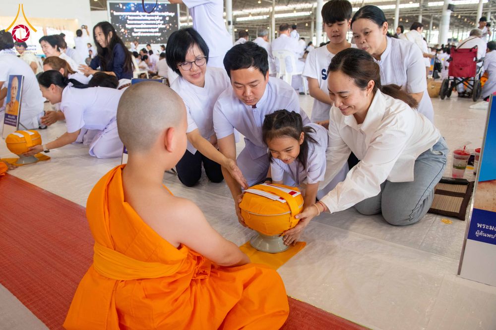 ภาพ No.319592:วันเสาร์ที่ 4 เมษายน พ.ศ.2569 พิธีขอขมา มอบผ้าไตร และถวายบาตรแด่นาคธรรมทายาท ในโครงการบรรพชาสามเณรฟื้นฟูพระพุทธศาสนาทั่วไทย โครงการหน่อแก้วเปรียญธรรม รุ่นที่ 14 โครงการสามเณรยุวธรรมทายาท รุ่นที่ 34 โครงการสามเณรมัชฌิมธรรมทายาท รุ่นที่ 30 ณ สภาธรรมกายสากล