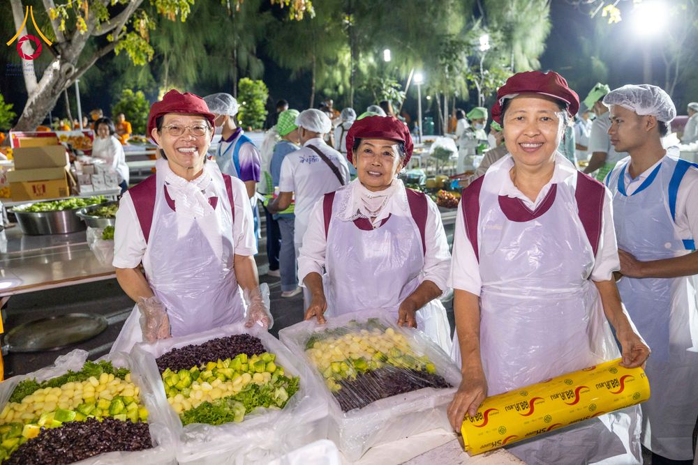 ภาพ No.288015:วันที่ 4 มกราคม พ.ศ. 2569 พิธีถวายภัตตาหารเป็นสังฆทาน แด่พระธรรมยาตรา ในโครงการธรรมยาตรา กตัญญูบูชา มหาปูชนียาจารย์ พระมงคลเทพมุนี(สด จนฺทสโร) พระผู้ปราบมาร อนุสรณ์สถาน 7 แห่ง ปีที่ 14 ณ อนุสรณ์สถานมหาวิหารพระมงคลเทพมุนี (โลตัสแลนด์) อ.สองพี่น้อง จ.สุพรร