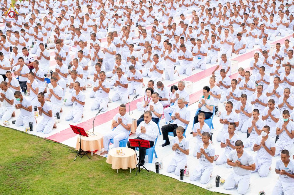 ภาพ No.340959:วันที่ 26 กรกฎาคม พ.ศ. 2569 โครงการพัฒนาคุณธรรม จริยธรรม สำหรับนักเรียนนายสิบตำรวจ (นสต.) รุ่นที่ 17 ศูนย์ฝึกอบรมตำรวจภูธรภาค 1 ได้จัดกิจกรรม ตักบาตรเพื่อน้อมอุทิศถวายเพื่อเป็นพระราชกุศลฯ  และปฏิบัติธรรม ติวธรรมมะ ณ ศูนย์ปฏิบัติธรรมเวิล์ดพีช วัลเล่ย์ (Wo