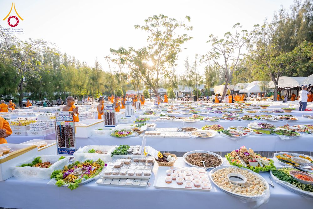 ภาพ No.292702:วันที่ 12 มกราคม พ.ศ. 2569 พิธีถวายภัตตาหารเป็นสังฆทาน แด่พระธรรมยาตรา ณ อนุสรณ์สถานมหาวิหารพระมงคลเทพมุนี (โลตัสแลนด์) อ.สองพี่น้อง จ.สุพรรณบุรี ในโครงการธรรมยาตรา กตัญญูบูชา มหาปูชนียาจารย์ พระมงคลเทพมุนี(สด จนฺทสโร) พระผู้ปราบมาร อนุสรณ์สถาน 7 แห่ง ปี