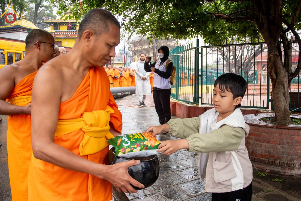 ภาพ No.317144:วันจันทร์ที่ 30 มีนาคม พ.ศ.2569 จาริกบิณฑบาตสยมภูนาทสู่พระราชวังหนุมานโดกา ประเทศเนปาล