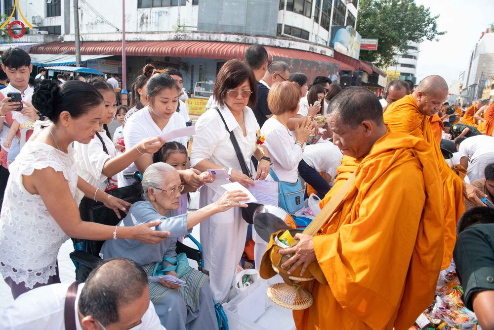ภาพ No.343221:วันอาทิตย์ที่ 16 สิงหาคม พ.ศ.2569 พิธีตักบาตรพระ 10,000 รูป นานาชาติ ปีที่ 23 คณะสงฆ์ 4 ประเทศ 14 จังหวัดภาคใต้ น้อมถวายเป็นพุทธบูชา ทำบุญเพื่อแม่- พ่อ ณ ถนนนิพัทธ์อุทิศ 3 อ.หาดใหญ่ จ.สงขลา