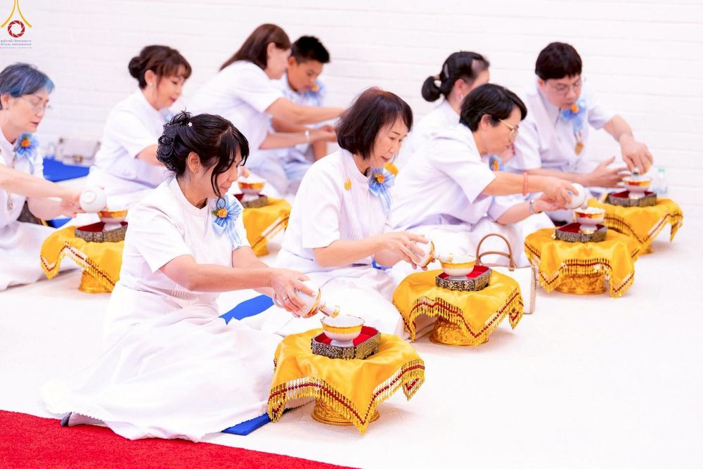 ภาพ No.252357:วันที่ 4-5 ตุลาคม พ.ศ. 2568  วัดพระธรรมกายแคลิฟอร์เนีย ประเทศสหรัฐอเมริกา ได้จัดพิธีตัดปอยผม โดยคณะสงฆ์ ญาติ ๆ และสาธุชน ให้กับนาคธรรมทายาท 8 ท่าน และได้จัดพิธีบรรพชา-อุปสมบท ฉลองพิธีทอดกฐินบรมจักรพรรดิ สร้างอุโบสถ 82 ปี บูชาธรรมหลวงพ่อธัมมชโย