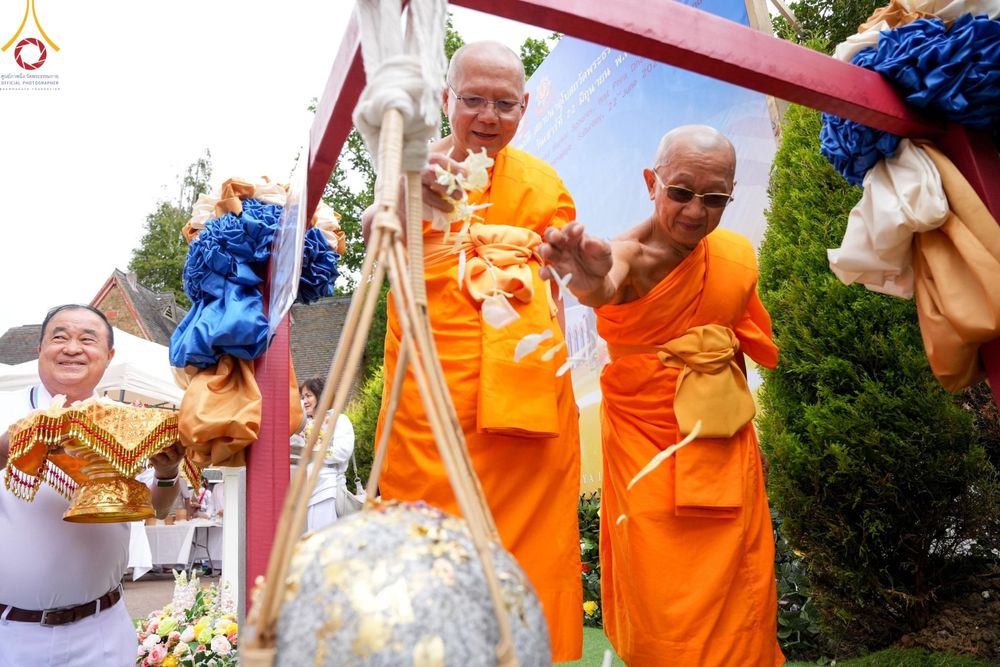 ภาพ No.142693:พิธีพัทธสีมา ประดิษฐานลูกนิมิตมหาสมบัติ สถาปนาอุโบสถวัดพระธรรมกายลอนดอน บูชาธรรม 80 ปี หลวงพ่อธัมมชโย วันเสาร์ที่ 22 มิถุนายน พ.ศ. 2567