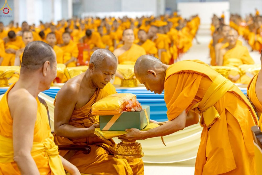 ภาพ No.233888:วันเสาร์ที่ 19 กรกฎาคม พ.ศ.2568 วันมหารำลึก ครั้งที่ 35 พิธีรำลึกถึงนักสร้างบารมี , พิธีสวดพระพุทธมนต์ , พิธีทอดผ้าบังสกุลและถวายไทยธรรม วัดพระธรรมกาย