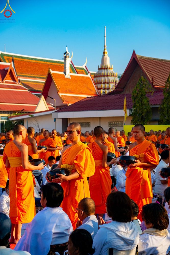 ภาพ No.197758:พิธีตักบาตรพระธรรมยาตรา ณ อนุสรณ์สถานลำดับที่ 4 สถานที่เกิดด้วยกายธรรม วัดโบสถ์(บน) ต.บางคูเวียง จ.นนทบุรี ในโครงการธรรมยาตรา กตัญญูบูชา มหาปูชนียาจารย์ พระมงคลเทพมุนี(สด จนฺทสโร) พระผู้ปราบมาร อนุสรณ์สถาน 7 แห่ง ปีที่ 13 วันที่ 19 มกราคม พ.ศ. 2568