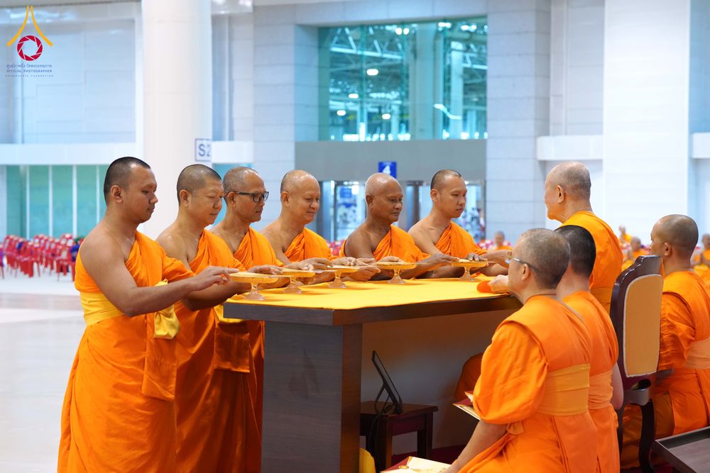 ภาพ No.284857:วันอาทิตย์ที่ 14 ธันวาคม พ.ศ.2568  พิธีปฏิบัติธรรม พิธีถวายภัตตาหารเป็นสังฆทาน พิธีมอบต้นสมบัติจักรพรรดิ ถวายแด่เจ้าอาวาสและประธานสงฆ์ 236 ศูนย์ส่งเสริมศีลธรรมทั่วโลก ณ สภาธรรมกายสากล วัดพระธรรมกาย