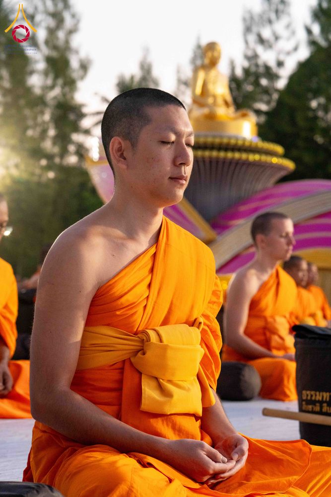 ภาพ No.290594:วันที่ 8 มกราคม พ.ศ. 2569 พระธรรมยาตราปฏิบัติธรรม และถ่ายภาพหมู่ประวัติศาสตร์ ในโครงการธรรมยาตรา กตัญญูบูชามหาปูชนียาจารย์ พระมงคลเทพมุนี(สด จนฺทสโร) พระผู้ปราบมาร อนุสรณ์สถาน 7 แห่ง ปีที่ 14 ณ อนุสรณ์สถานคลองบางนางแท่น อ.สามพราน จ.นครปฐม