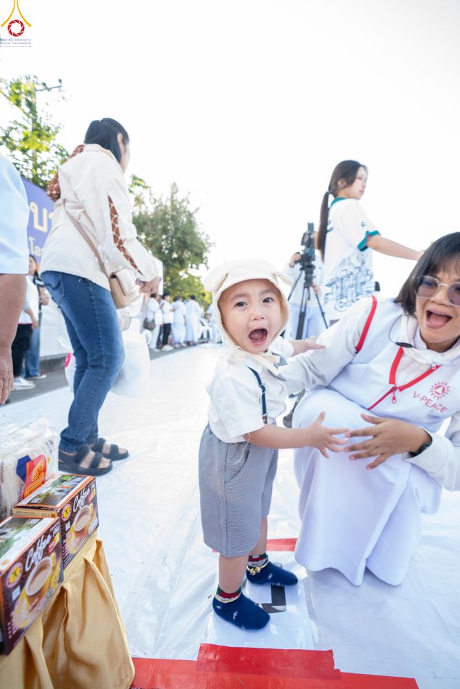 ภาพ No.282671:วันเสาร์ที่ 20 ธันวาคม พ.ศ.2568 พิธีตักบาตรพระ 10,000 รูป (ชุด 2) เนื่องในโอกาส 194 ปี จังหวัดกาญจนบุรี และอุทิศส่วนกุศลให้แด่บรรพชนทั้งหลาย บริเวณถนนสองแคว (Skywalk) เมืองกาญจนบุรี