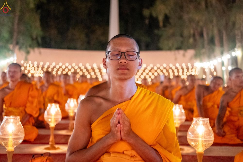 ภาพ No.290219:วันที่ 6 มกราคม พ.ศ. 2569 พิธีจุดประทีปถวายเป็นพุทธบูชา และบูชาธรรมมหาปูชนียาจารย์ (ภาพชุดที่ 2) ณ อนุสรณ์สถานมหาวิหารพระมงคลเทพมุนี (โลตัสแลนด์) อ.สองพี่น้อง จ.สุพรรณบุรี ในโครงการธรรมยาตรา กตัญญูบูชา มหาปูชนียาจารย์ พระมงคลเทพมุนี(สด จนฺทสโร) พระผู้ปรา