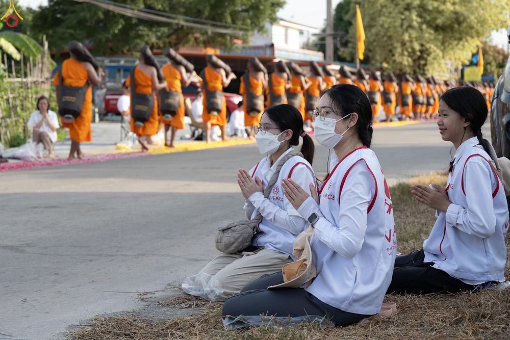 ภาพ No.296305:ภาพเบื้องหลังอาสาสมัครรวมใจ ชุดที่ 2 ในโครงการธรรมยาตรา กตัญญูบูชา มหาปูชนียาจารย์ พระมงคลเทพมุนี(สด จนฺทสโร) พระผู้ปราบมาร อนุสรณ์สถาน 7 แห่ง ปีที่ 14