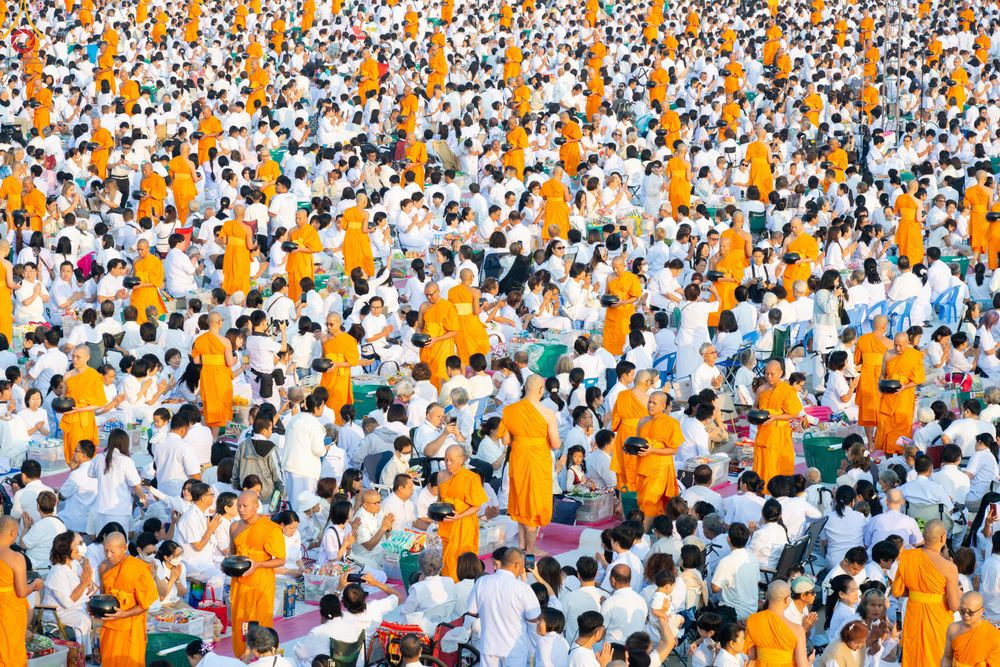 ภาพ No.279837:วันที่ 1 มกราคม พ.ศ.2569 พิธีตักบาตรในวันขึ้นปีใหม่ ณ ลานธรรม วัดพระธรรมกาย