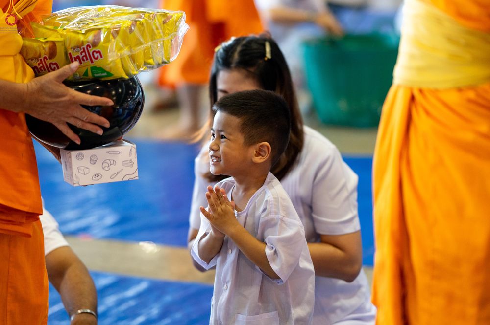 ภาพ No.311353:วันอาทิตย์ต้นเดือนที่ 1 มีนาคม พ.ศ.2569 พิธีตักบาตร และ พิธีบูชาข้าวพระ ณ สภาธรรมกายสากล วัดพระธรรมกาย