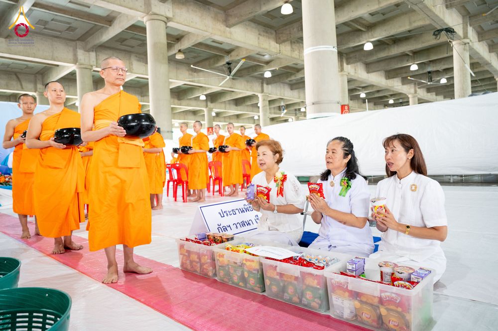 ภาพ No.336094:วันที่ 20 มิถุนายน พ.ศ. 2569 พิธีตักบาตรฉลองพระใหม่ โครงการอุปสมบทธรรมทายาทอุดมศึกษา รุ่นที่ 53