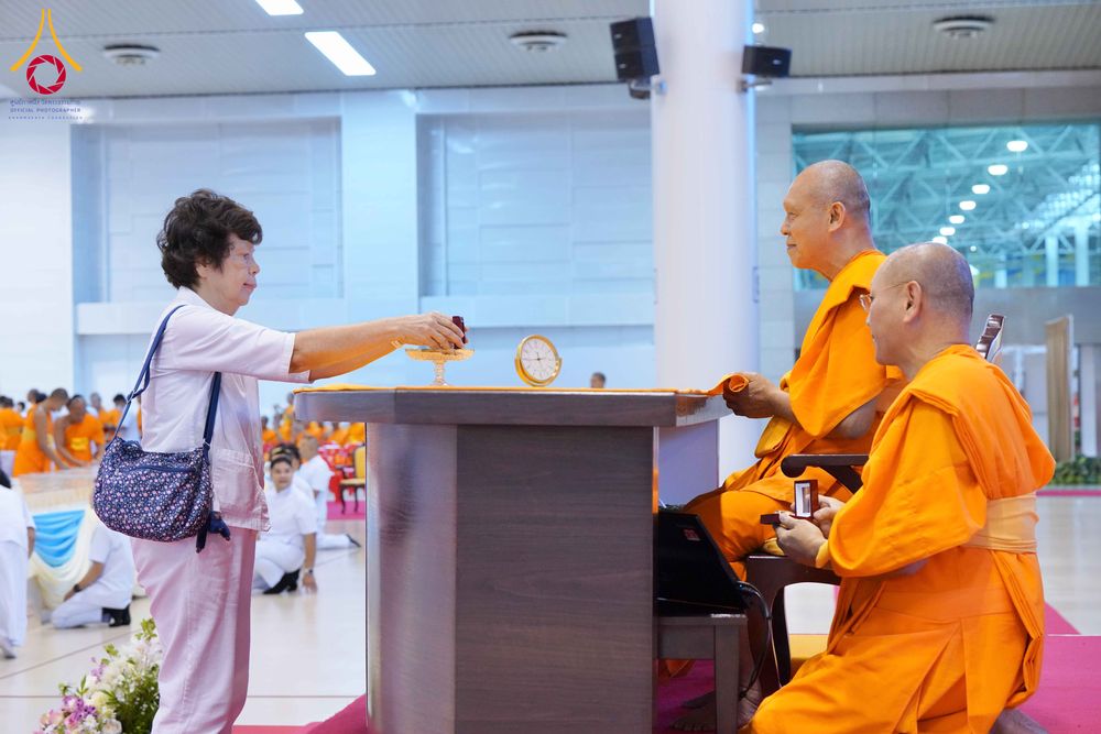 ภาพ No.338011:วันอาทิตย์ต้นเดือน 5 กรกฎาคม พ.ศ.2569 สัมมนาพิเศษ พิธีมอบพระของขวัญ ณ ห้องแก้วสารพัด1 วัดพระธรรมกาย