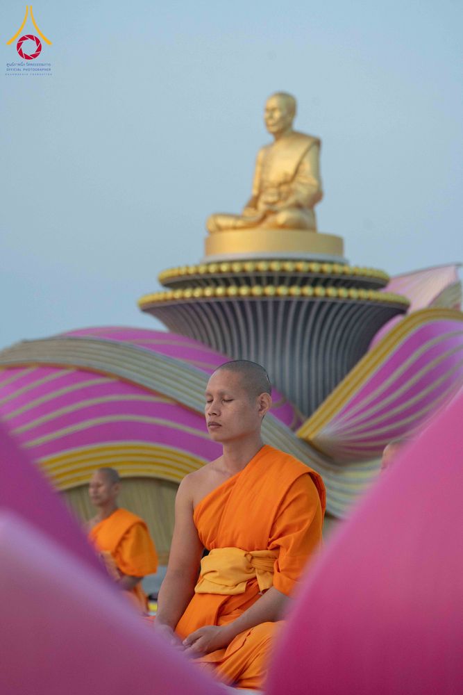 ภาพ No.299803:วันที่ 19 มกราคม พ.ศ.2569 พระธรรมยาตราปฏิบัติธรรมและถ่ายภาพหมู่ประวัติศาสตร์ ณ อนุสรณ์สถานลำดับที่ 5 สถานที่เผยแผ่วิชชาธรรมกายครั้งแรก  อนุสรณ์สถานบางปลาวัดบางปลา อ.บางเลน จ.นครปฐม ในโครงการธรรมยาตรา กตัญญูบูชา มหาปูชนียาจารย์ พระมงคลเทพมุนี(สด จนฺทสโร) 