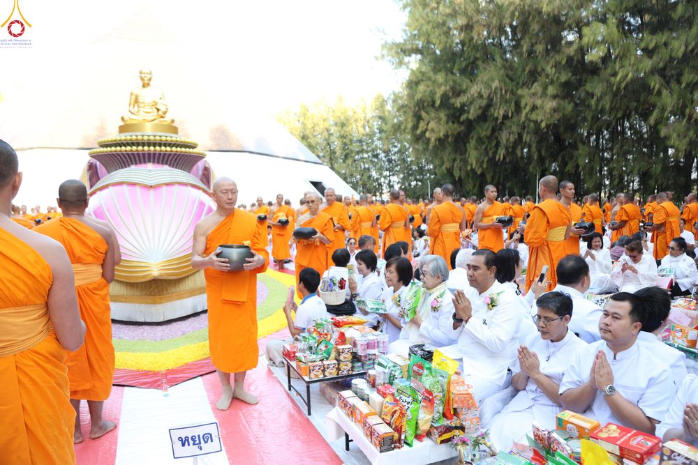 ภาพ No.289378:วันที่ 7 มกราคม พ.ศ. 2569 พิธีตักบาตรพระธรรมยาตรา ณ อนุสรณ์สถานลำดับที่ 1 สถานที่เกิดด้วยรูปกายเนื้อ อนุสรณ์สถานมหาวิหารพระมงคลเทพมุนี (โลตัสแลนด์) อ.สองพี่น้อง จ.สุพรรณบุรี ในโครงการธรรมยาตรา กตัญญูบูชา มหาปูชนียาจารย์ พระมงคลเทพมุนี(สด จนฺทสโร) พระผู้ป