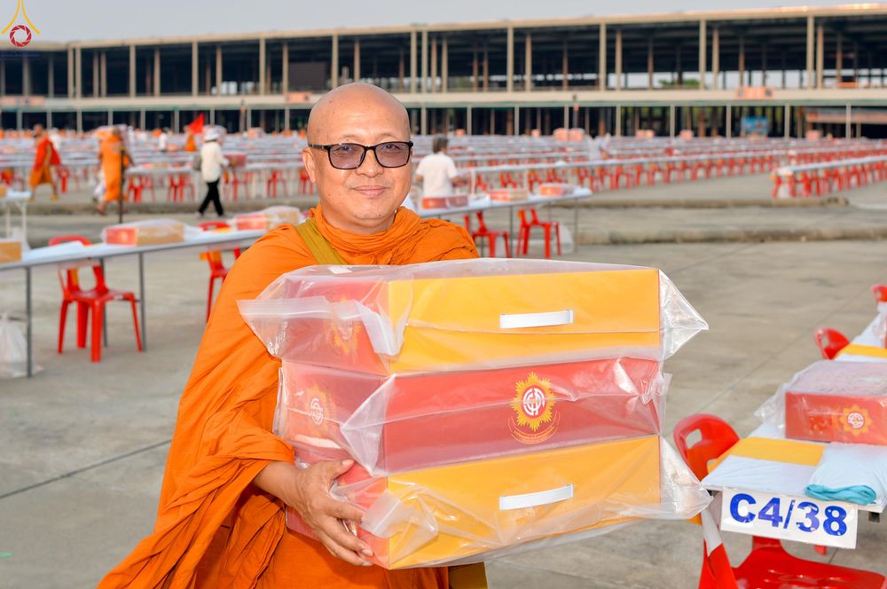 ภาพ No.323118:วันที่ 19 เมษายน พ.ศ.2569 การเรียงกล่องไทยธรรม , เตรียมงานจราจร เพื่องานถวายมหาสังฆทาน 40,000 กว่าวัดทั่วประเทศ วันคุ้มครองโลก 22 เมษายน พ.ศ.2569 วัดพระธรรมกาย