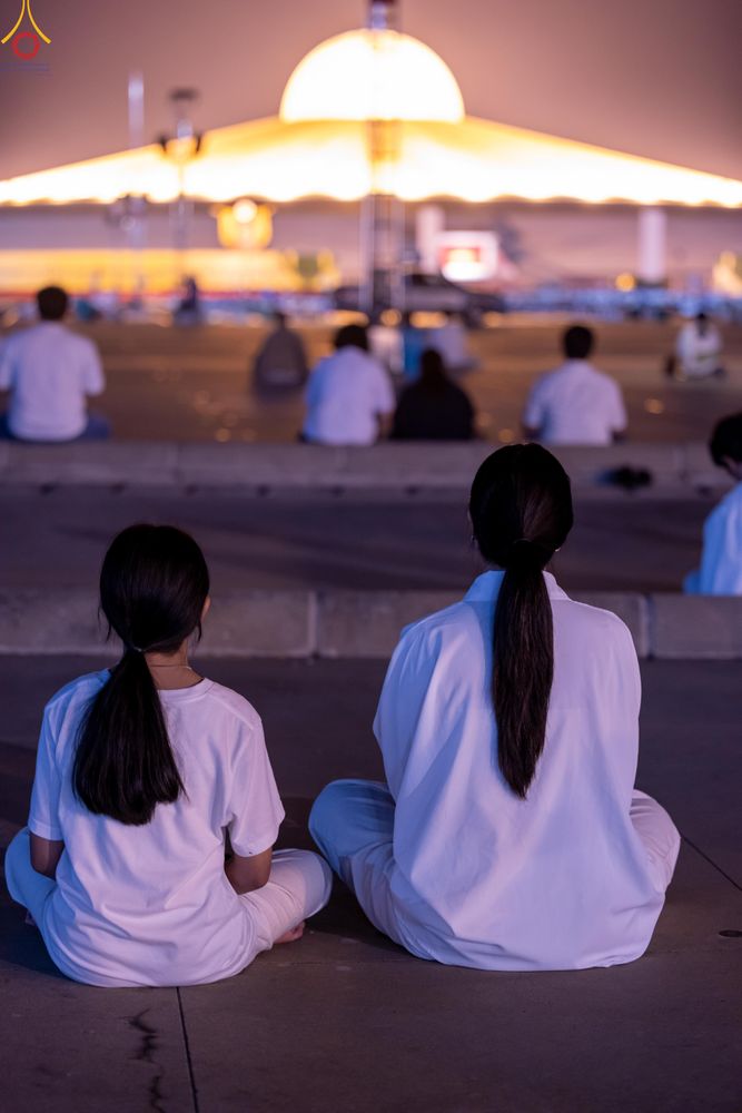 ภาพ No.280371:วันที่ 31 ธันวาคม พ.ศ.2568 -วันที่ 1 มกราคม พ.ศ.2569 พิธีฉลองชัยสวดมนต์บทธัมมจักกับปปวัตนสูตร ครบ 8,000,000,000 จบ , พิธีสวดมนต์ข้ามปี ณ วัดพระธรรมกาย