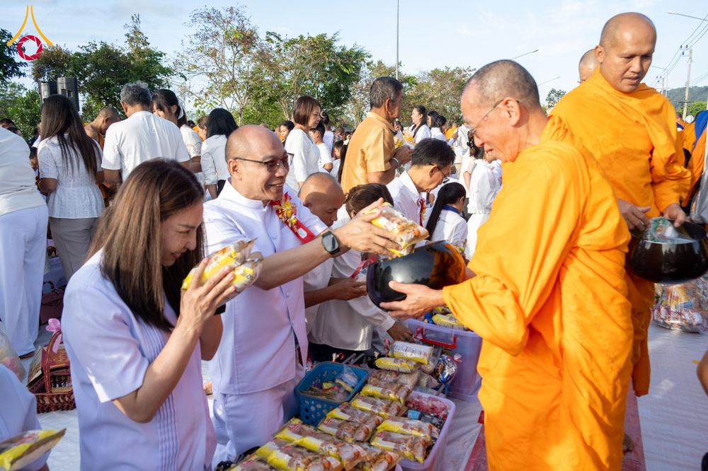 ภาพ No.281537:วันอาทิตย์ที่ 28 ธันวาคม พ.ศ.2568 ตักบาตรพระ 1000 รูป ปีที่ 1 ทำบุญเมืองสตูลส่งท้ายปี ณ หน้าโรงเรียนสตูลวิทยา จ.สตูล