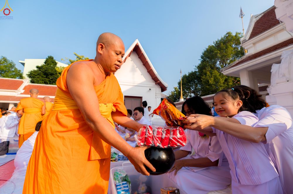 ภาพ No.297686:วันที่ 18 มกราคม พ.ศ. 2569 พิธีตักบาตรพระธรรมยาตรา ณ วัดโบสถ์บน ต.บางคูเวียง จ.นนทบุรี อนุสรณ์สถานลำดับที่ 4 สถานที่เกิดด้วยกายธรรม ในโครงการธรรมยาตรา กตัญญูบูชา มหาปูชนียาจารย์ พระมงคลเทพมุนี(สด จนฺทสโร) พระผู้ปราบมาร อนุสรณ์สถาน 7 แห่ง ปีที่ 14