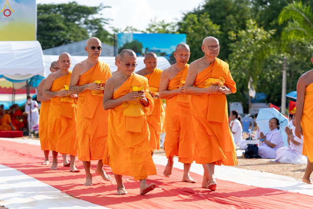 ภาพ No.331702:วันพุธที่ ๓ มิถุนายน พ.ศ.๒๕๖๙ พิธีทอดผ้าป่า ปฏิบัติธรรมกลั่นแผ่นดิน พิธีโปรยรัตนชาติ  และ พิธีตอกเสาเข็ม มงคลต้นแรก สถาปนา "องค์พระเจดีย์เพื่อสร้างสันติภาพโลก"  องค์แรก ครั้งแรกของลำปาง ประตูสู่ภาคเหนือ  ณ ศูนย์ปฏิบัติธรรมเถินเทิดธรรม อ.เถิน จ.ลำปาง