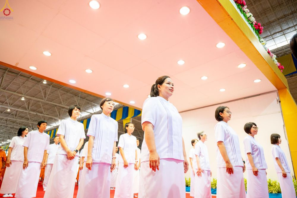 ภาพ No.338972:วันอาทิตย์ที่ 12 กรกฎาคม พ.ศ.2569 พิธีมุทิตาผู้สอบได้เปรียญธรรม ประโยค 1-2 ถึง ป.ธ.9 และ บ.ศ.1-2 ถึง บ.ศ.6 สำนักศาสนศึกษาวัดพระธรรมกาย ประจำปี 2569, พิธีมอบตราตั้งแต่งตั้งอาจารย์ใหญ่ สำนักศาสนศึกษาวัดพระธรรมกาย