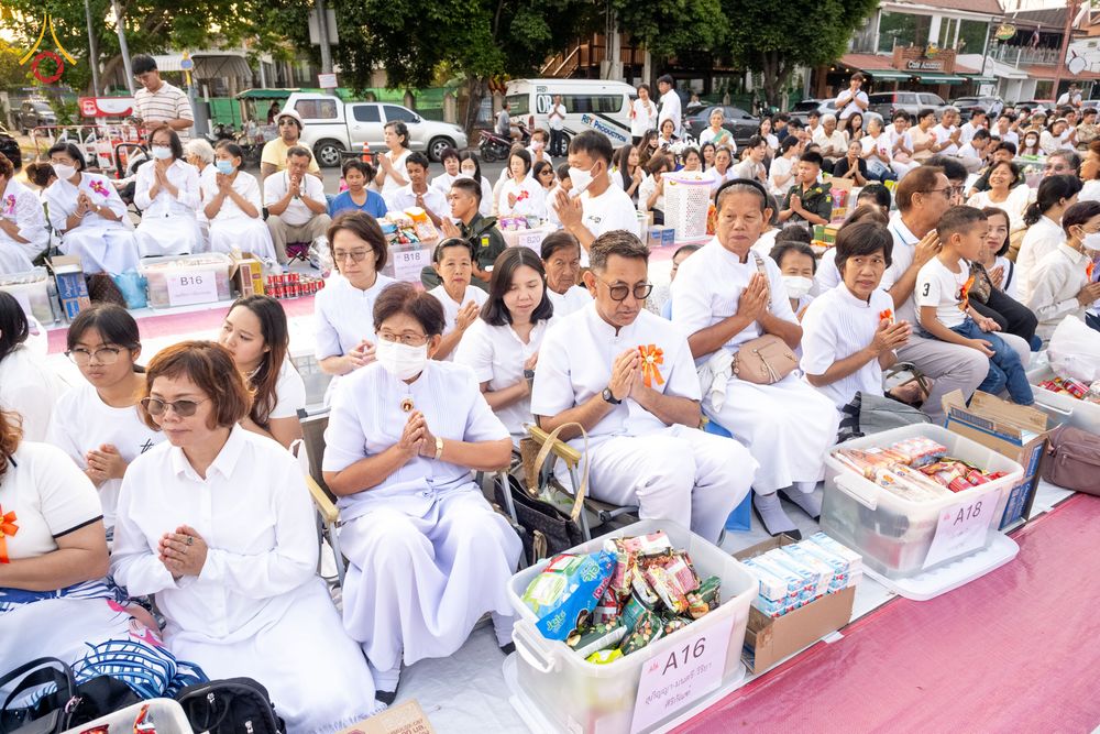 ภาพ No.318043:วันเสาร์ที่ 4 เมษายน พ.ศ. 2569 งานทำบุญเมืองใจกลางอยุธยา  ตักบาตรพระ 1,109 รูป ณ ถนนชีกุน หน้าวัดมหาธาตุ และวัดราชบูรณะ