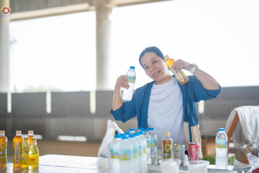 ภาพ No.322404:วันที่ 16 เมษายน พ.ศ.2569 การจัดเตรียมเบาะรองนอน เช็ดทำความสะอาด  เพื่องานถวายมหาสังฆทาน 40,000 กว่าวัดทั่วประเทศ วันคุ้มครองโลก 22 เมษายน พ.ศ.2569 วัดพระธรรมกาย