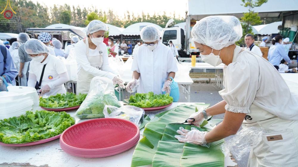 ภาพ No.71340:พิธีถวายภัตตาหารเป็นสังฆทาน แด่คณะพระธรรมยาตราฯ ในโครงการธรรมยาตรากตัญญูบูชา มหาปูชนียาจารย์ พระมงคลเทพมุนี(สด จนฺทสโร) พระผู้ปราบมาร อนุสรณ์สถาน 7 แห่ง ปีที่ 11 วันที่ 15 มกราคม พ.ศ. 2566
