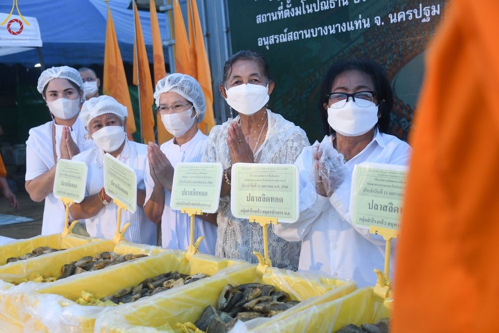ภาพ No.70074:พิธีถวายภัตตาหารเป็นสังฆทาน แด่คณะพระธรรมยาตราฯ ในโครงการธรรมยาตราฯ ปีที่ 11 ณ อนุสรณ์สถานคลองบางนางแท่น อ.สามพราน จ.นครปฐม วันที่ 11 มกราคม พ.ศ. 2566