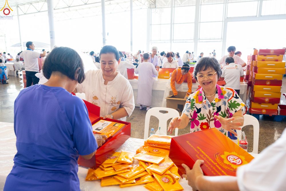 ภาพ No.322145:วันที่ 14 เมษายน พ.ศ.2569 การเตรียมกล่องไทยธรรม วันสุดท้าย เพื่องานถวายมหาสังฆทาน 40,000 กว่าวัดทั่วประเทศ วันคุ้มครองโลก 22 เมษายน พ.ศ.2569 วัดพระธรรมกาย