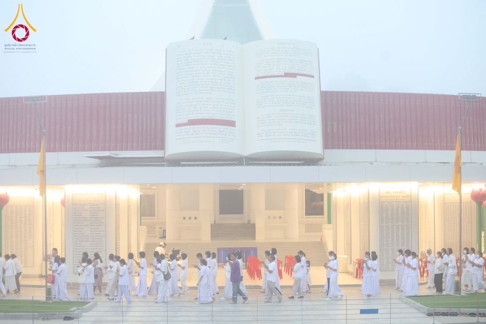 ภาพ No.298062:วันเสาร์ที่ 17 มกราคม พ.ศ. 2569 พิธีบรรพชาอุปสมบท โครงการอุปสมบทหมู่ บูชาธรรมครบ 117 ปี คุณยายอาจารย์มหารัตนอุบาสิกาจันทร์ ขนนกยูง  ณ อุโบสถพระไตรปิฎก วัดพระธรรมกาย